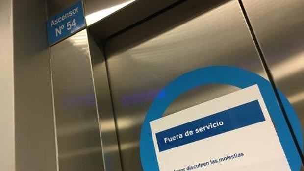 Encuentran un esqueleto dentro de un ascensor que llevaba 24 años averiado