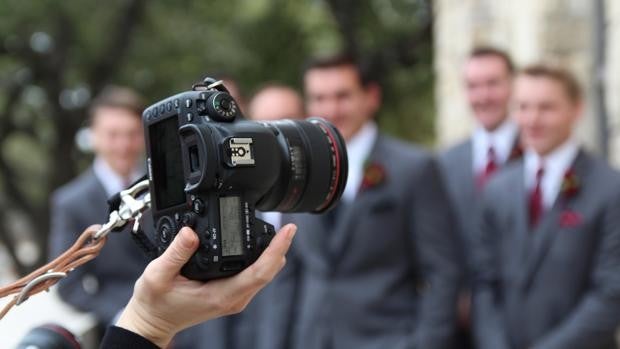 Una fotógrafa borra todas las imágenes de una boda por el mal trato que recibió por parte del novio