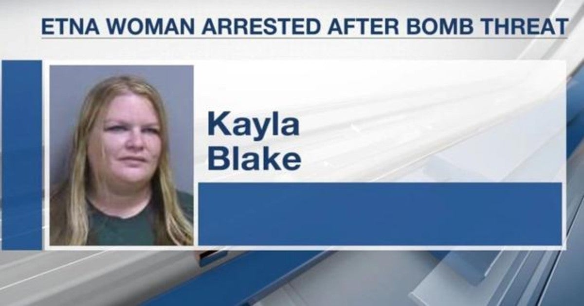 Imagen de Kayla Blake siendo detenida