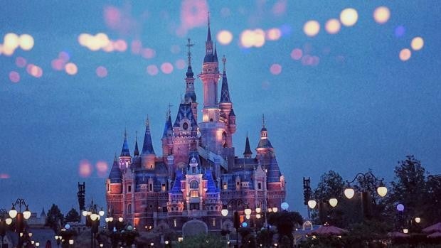 Expulsan a una mujer de Disney por acosar al personaje de Gastón de 'La Bella y la Bestia'