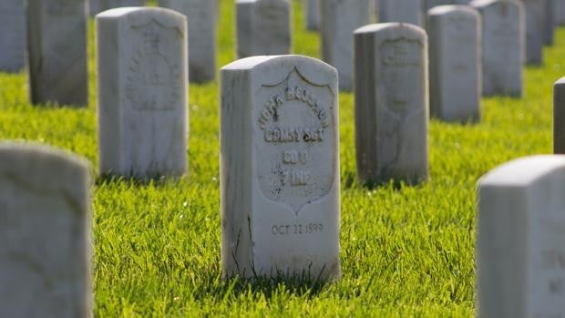 Se hace viral la imagen de un hombre escuchando los partidos de su equipo favorito junto a la tumba de su hijo