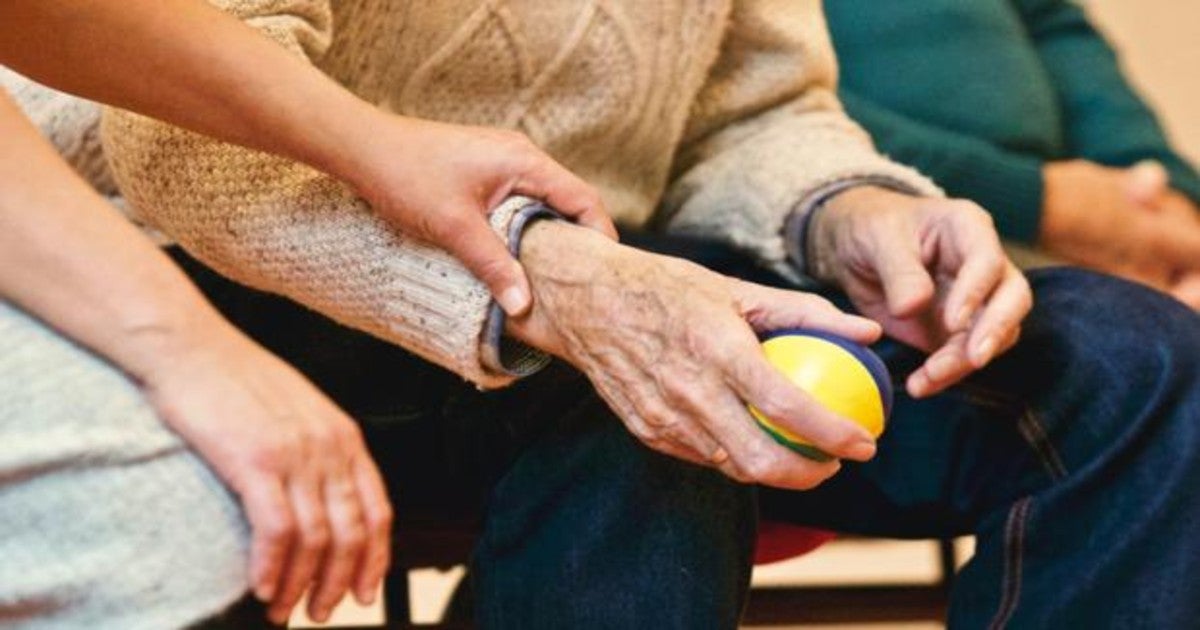 Su marido la abandona tras una infidelidad y aún así continúa cuidando de su exsuegro de 98 años