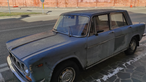 Un coche que lleva aparcado 47 años en una misma calle se convierte en un monumento en Italia