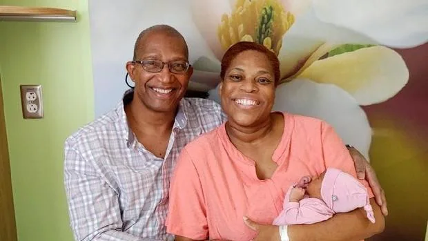 Ella tiene 50, él 61 y tras años de infertilidad han logrado ser padres de un «bebé milagro»