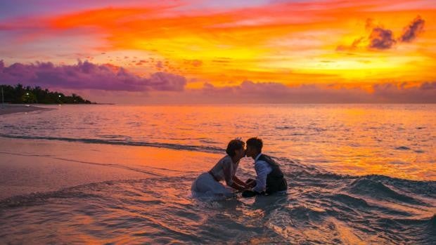 Un recién casado, foco de las críticas en redes tras invitar a sus amigos a su luna de miel