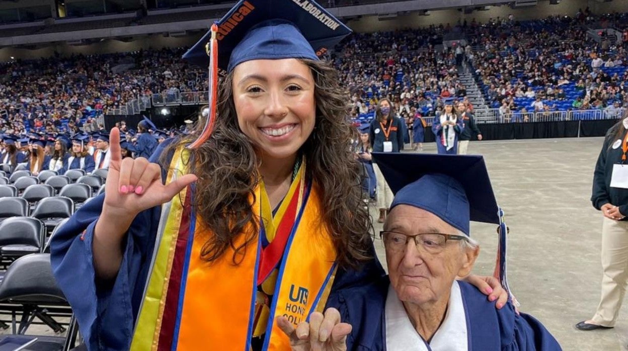 Una joven de 23 años y su abuelo de 88 años se gradúan juntos en la universidad