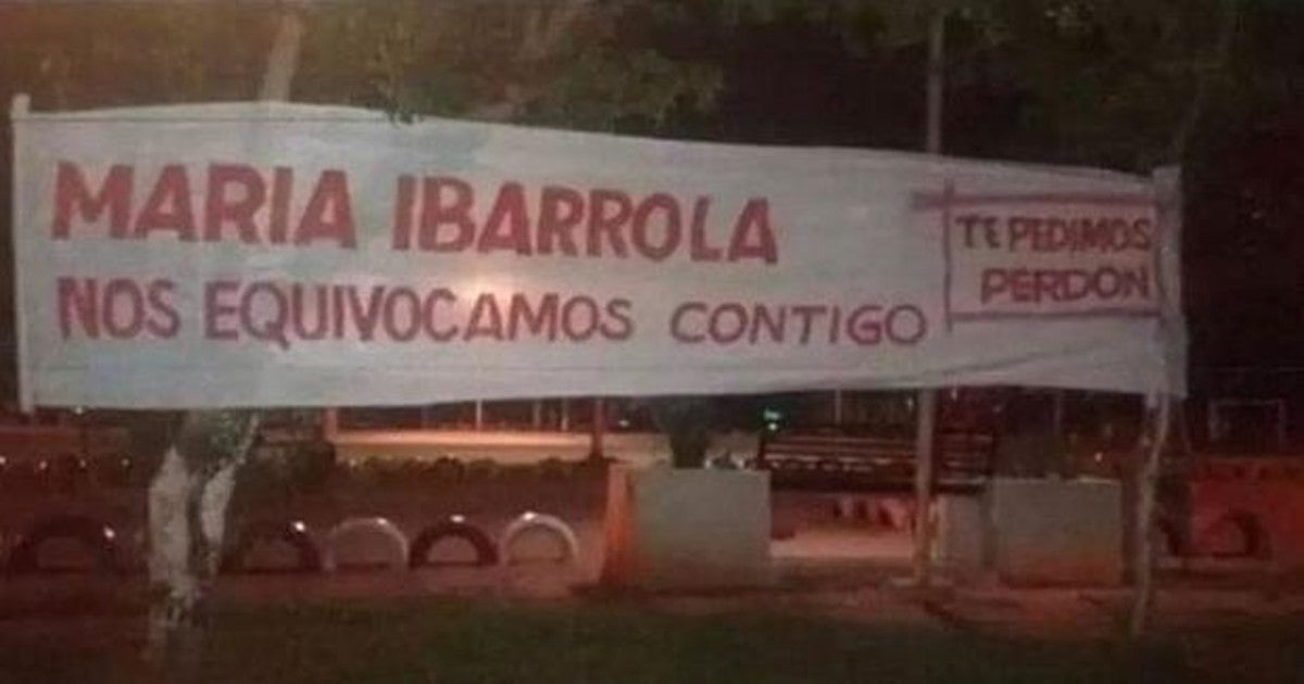 Insulta a una mujer a través de un cartel y cuelga otro de disculpa frente a su casa tras ver que se había confundido