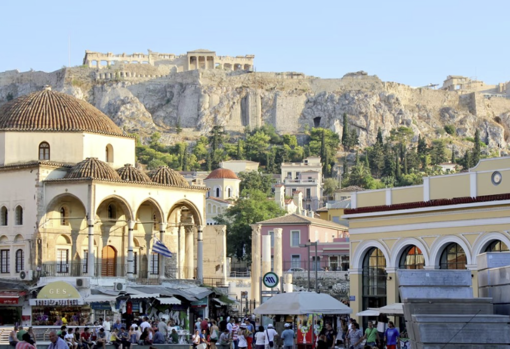 La Plaza de Monasteraki que da nombre al barrio es un hervidero de personas y tiendas.