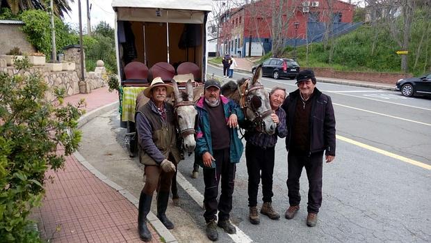 Los cuatro peregrinos vascos desde el camino a Cañaveral