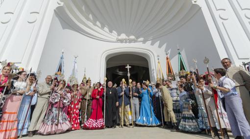 Hermandad Matriz, en la puerta de la ermiita