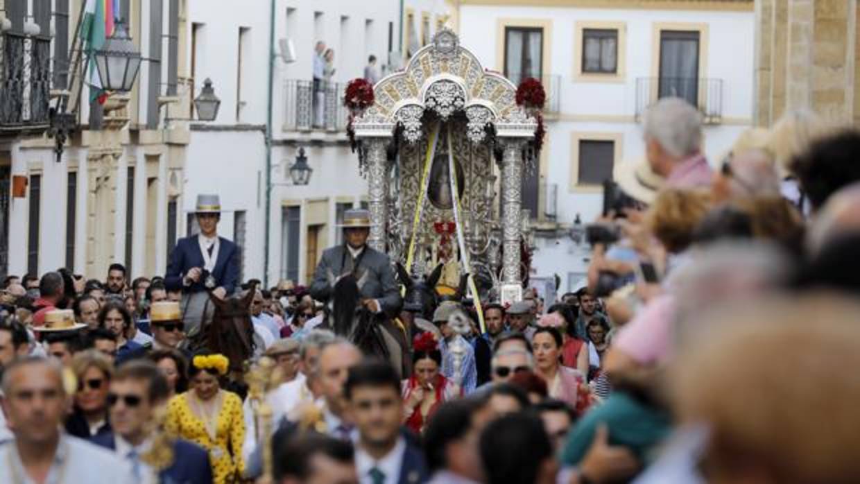La hermandad del Rocío de Córdoba ha sido una de las primera en salir hacia la aldea de El Rocío