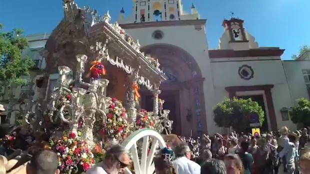 El Rocío 2018: Emotivo saludo del Simpecado de la hermandad de la Macarena las puertas del Cachorro