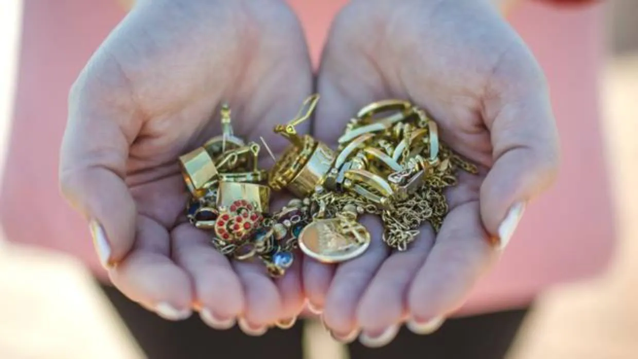 Detalle de algunas de las joyas donadas para la realización de la Corona del Centenario
