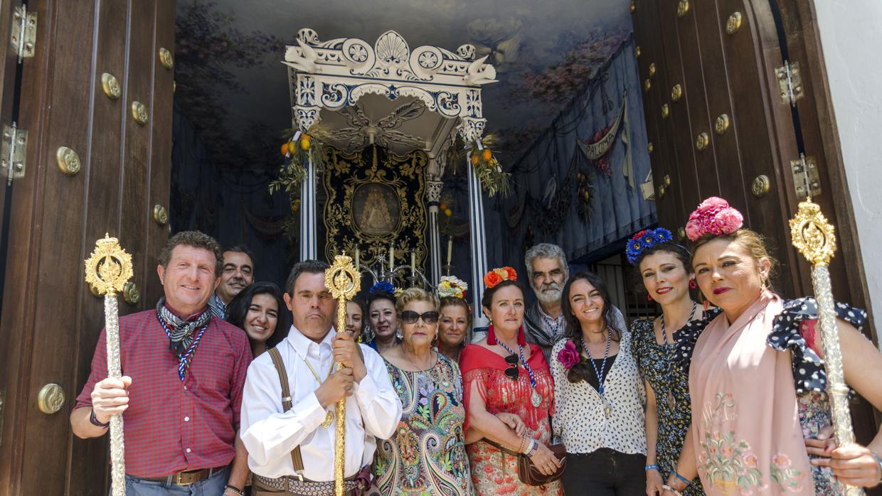 Juan Antonio Maraver entre familiares y amigos ante el Simpecado de la Hdad. de HInojos