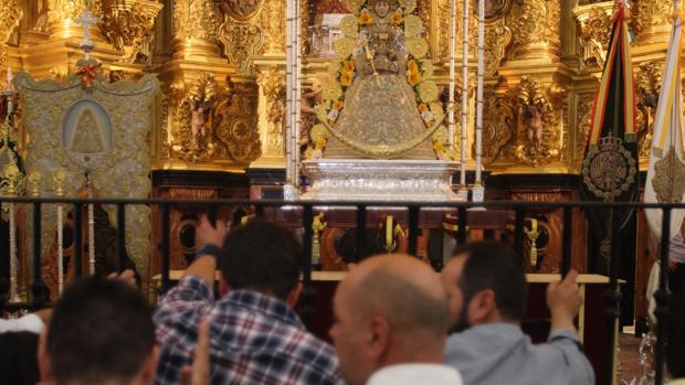 Los almonteños ya están preparados para realizar el salto a la reja y poner a la Virgen del Rocío en la calle