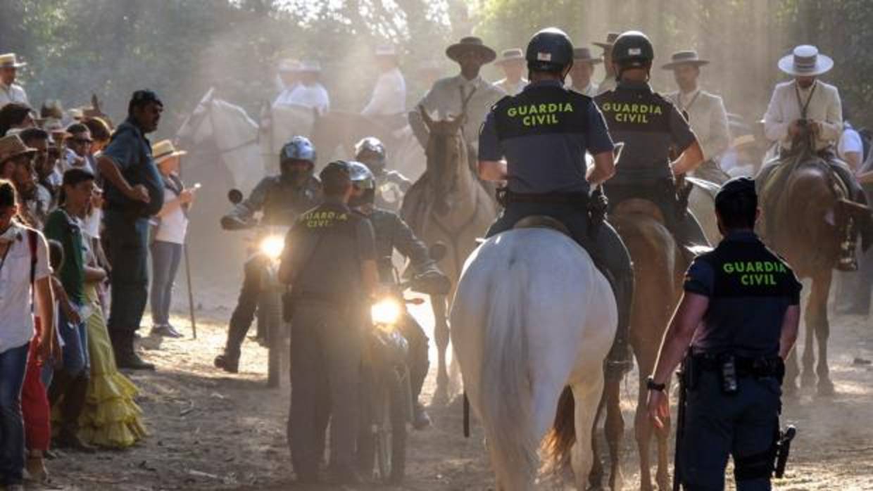 Agentes de la Guardia Civil velando por la seguridad de los romeros durante la romería de El Rocío 2018