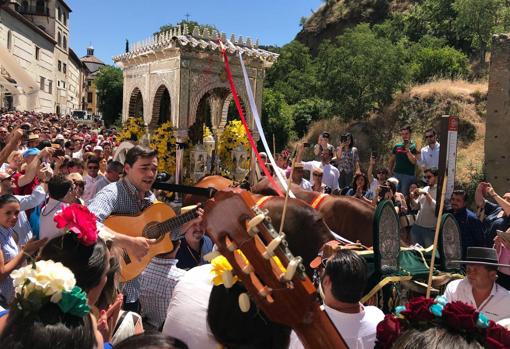 Los peregrinos, cantando a coro ante el Sinpecado remolcado por bueyes.