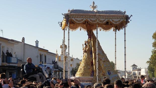 Los almonteños acercan a la Virgen del Rocío a los más necesitados