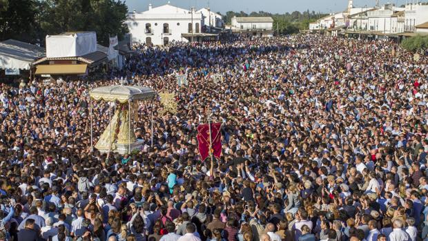 Caídas de caballos y un vestido de flamenca en llamas, los incidentes más destacados del Rocío 2019