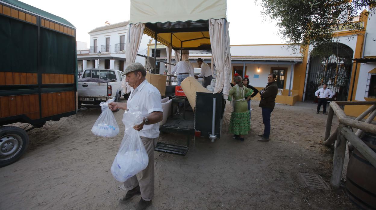 Los romeros recogen sus enseres y emprenden el regreso a casa