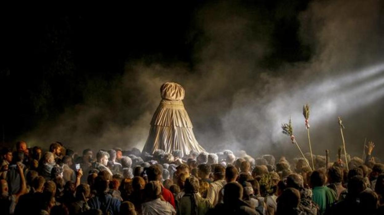 La Virgen del Rocío cubierta avanza a hombros de los almonteños en el traslado a Almonte de agosto de 2019