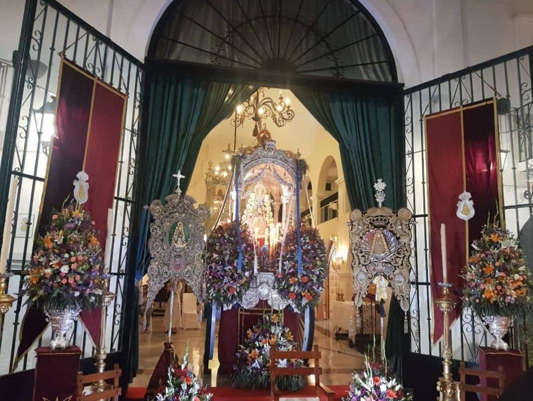 Los dos simpecados a ambos lados de la carreta de la Hermandad de Huelva en la noche de Pentecostés