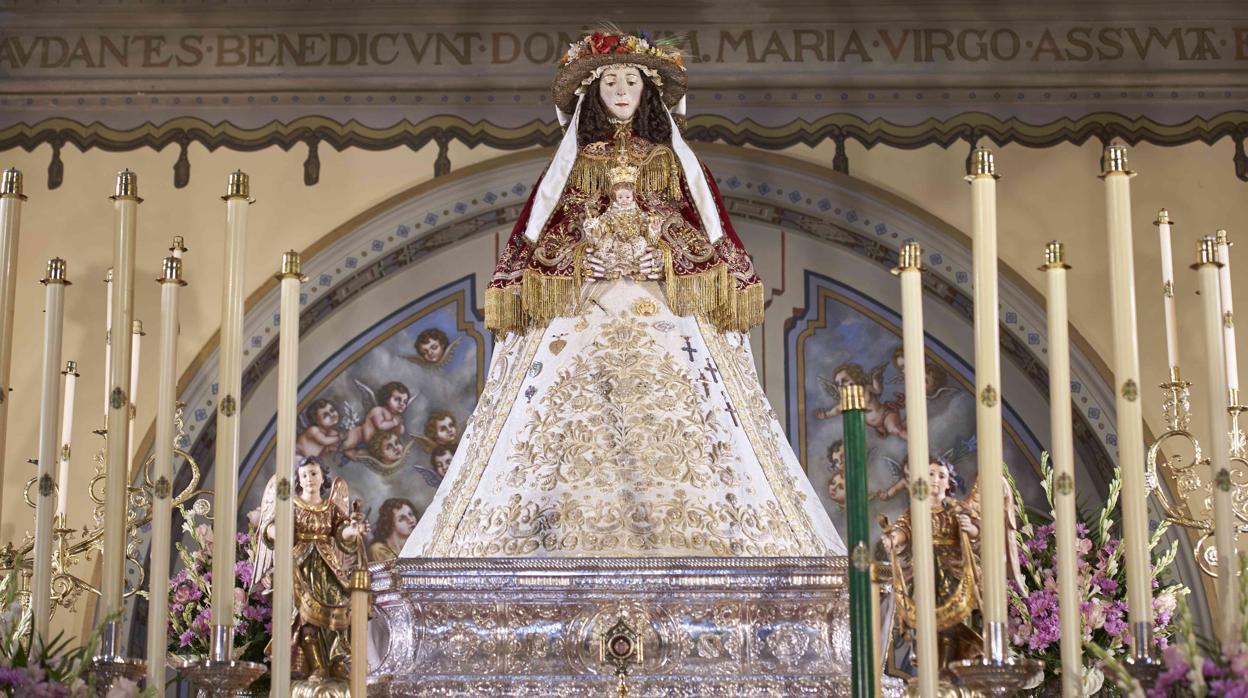 La Virgen del Rocío amanece ataviada de Pastora para un Rocío Chico extraordinario