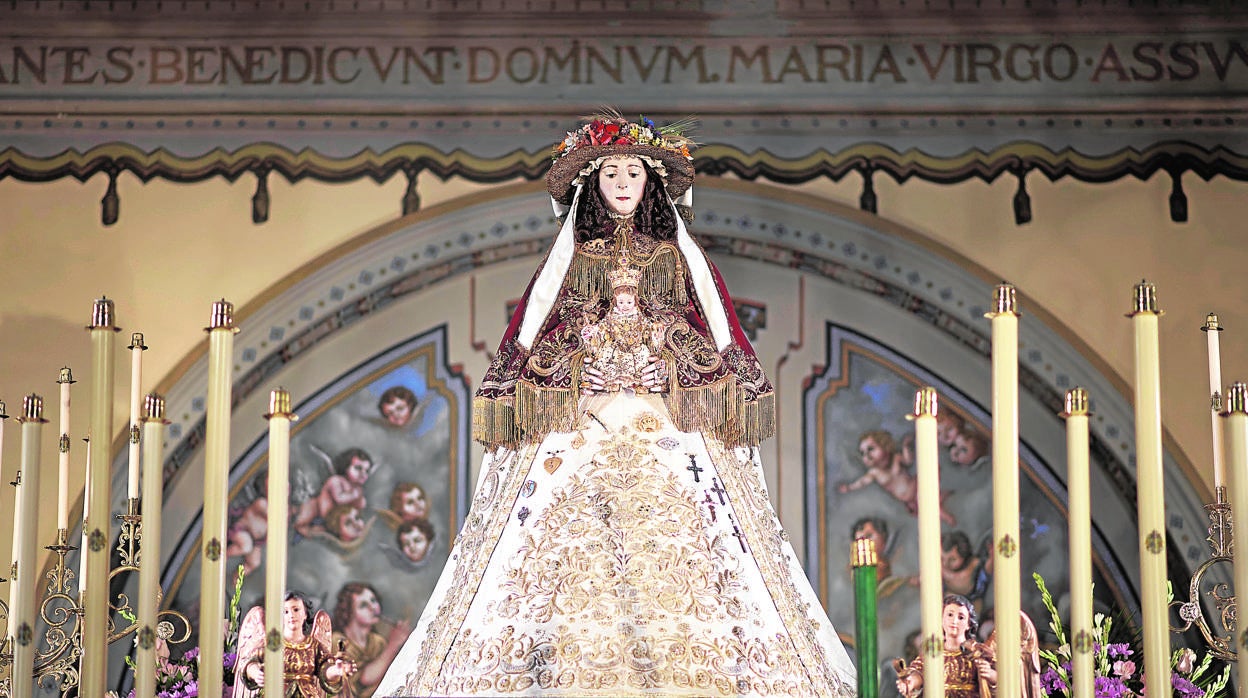 La Blanca Paloma con el histórico traje de los Montpensier