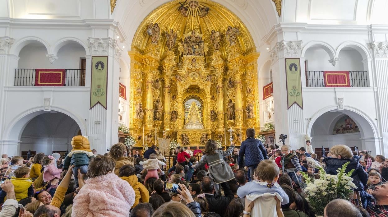 Tradicioalmente los padres presentan a sus hijos a la Blanca Paloma con motivo de la Fiesta de la Luz