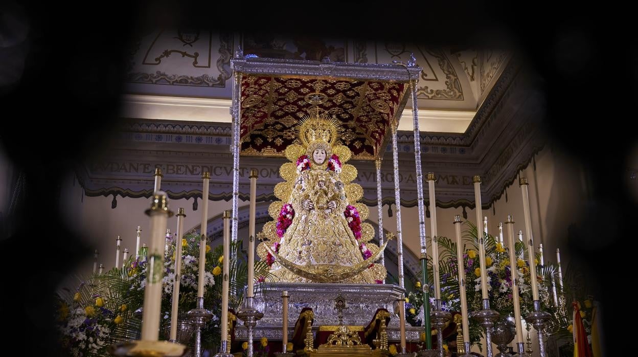 La Virgen del Rocío ha amanecido preparada para celebrar Pentecostés