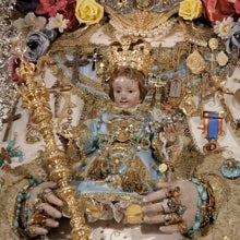 El Niño viste su traje azul y la Virgen luce la medalla de la Policía Local