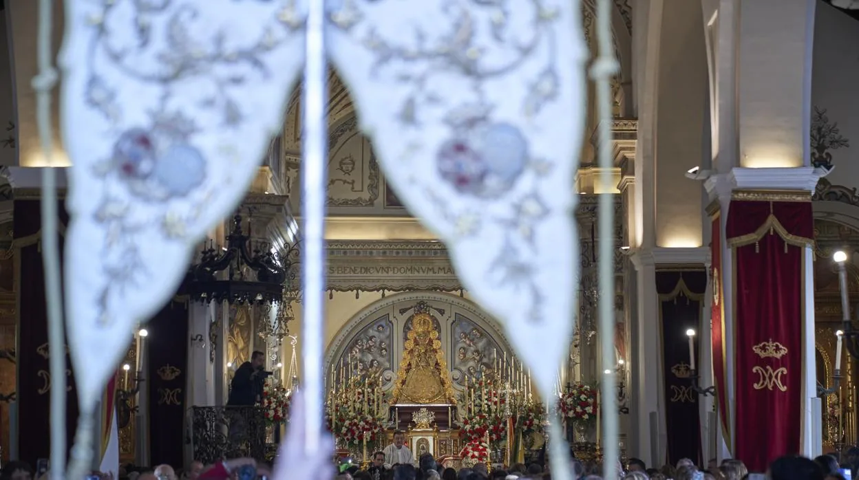 El Simpecado de la Hermandad del Rocío de Triana a las puertas de la Parroquia de la Asunción