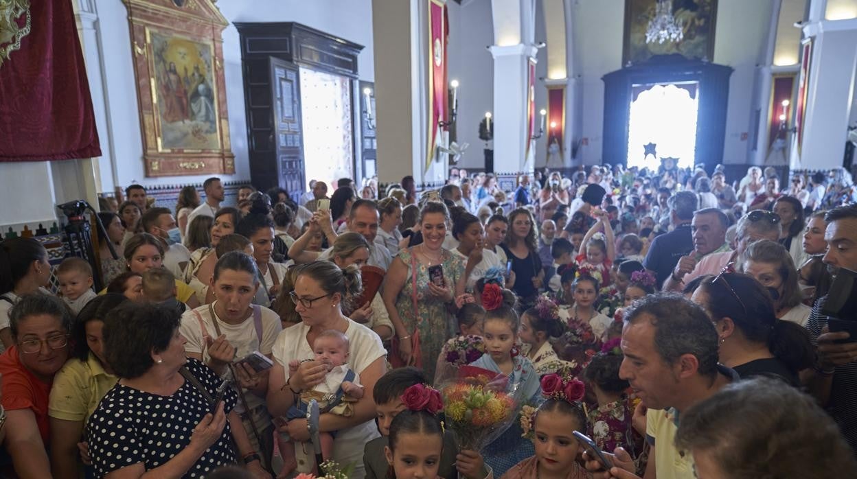 Miles de niños almonteños realizan una ofrenda floral a la Blanca Paloma