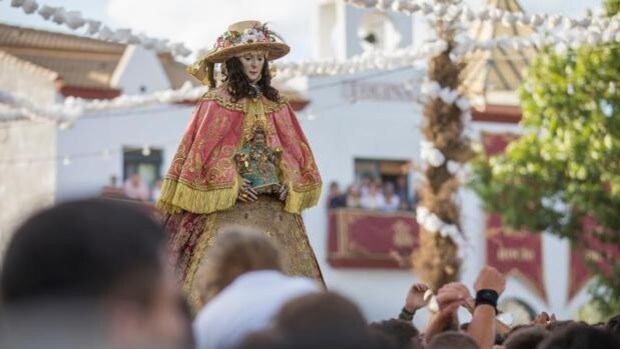 La aldea del Rocío explota de júbilo: la Virgen ya está en su Santuario