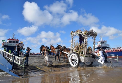 El Simpecado de la hermandad de Jerez accede a la barcaza