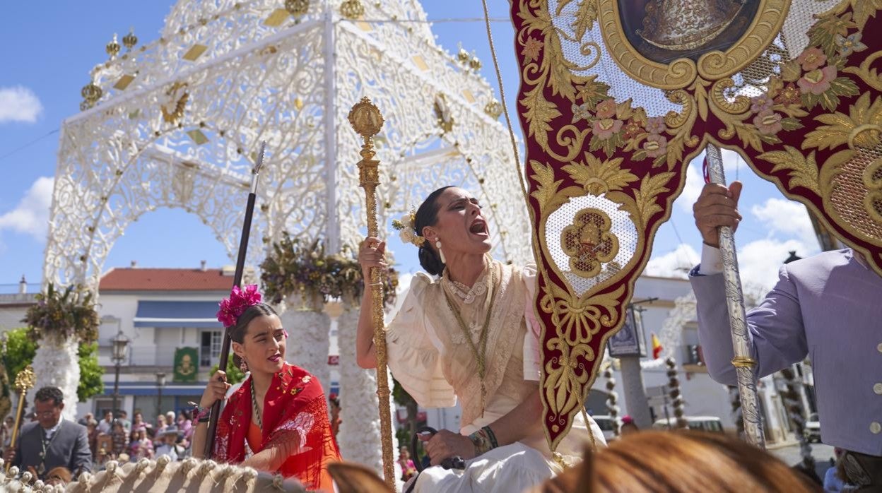 La Hermana Mayor de la Matriz da los vivas a la Virgen del Rocío