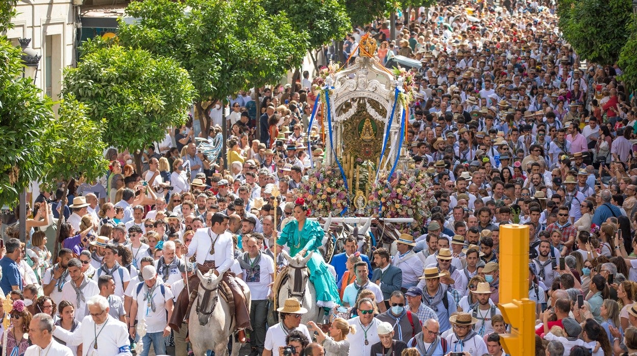 El Simpecado de la Hermandad de Huelva en su salida en la mañana del jueves