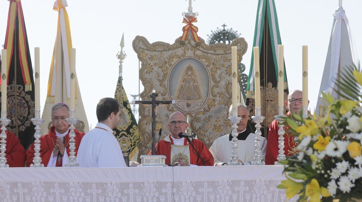 Santiago Gómez Sierra, Obispo de Huelva, preside la Misa de Pentecostés