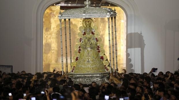 La Virgen del Rocío vuelve a abrazar a sus hijos tras el 'salto de la reja' más esperado