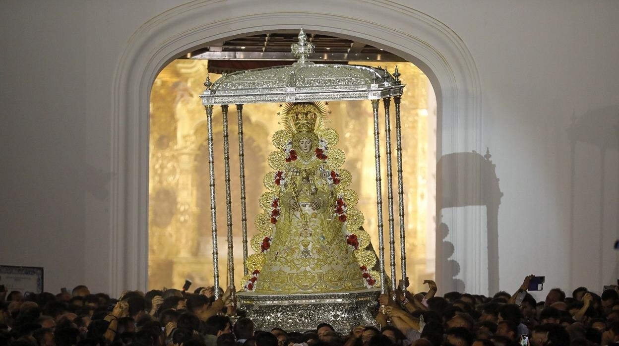 La Virgen del Rocío inicia su procesión a hombros de los almonteños