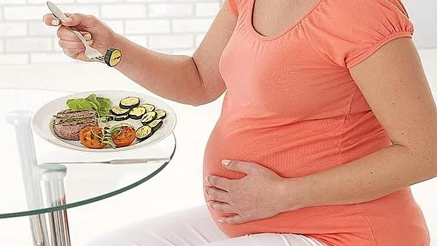 La FDA recomienda limitar el consumo de pescado durante el embarazo