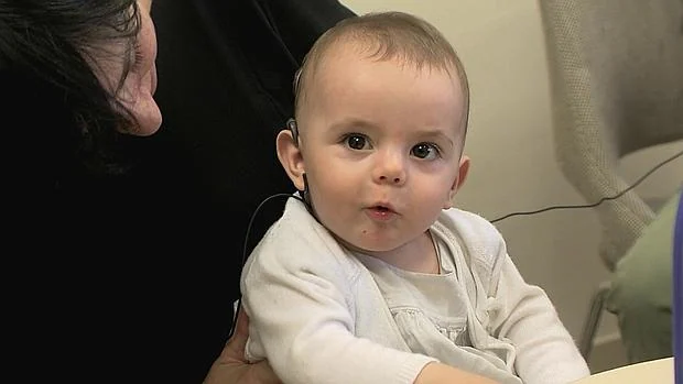 Sira, la bebé de 8 meses que escucha por primera vez a su madre tras recibir dos implantes cocleares