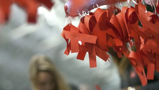 Varias cintas rojas con mensajes sobre el VIH durante la Vigésimo Primera Conferencia Internacional sobre el Sida celebrada en el Centro de Conferencias Internacional de Durban