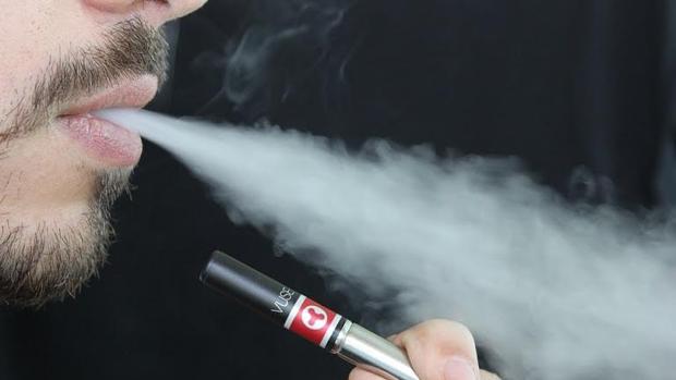 El vapor de los e-cigarrillos contiene nicotina que se deposita en todas las superficies