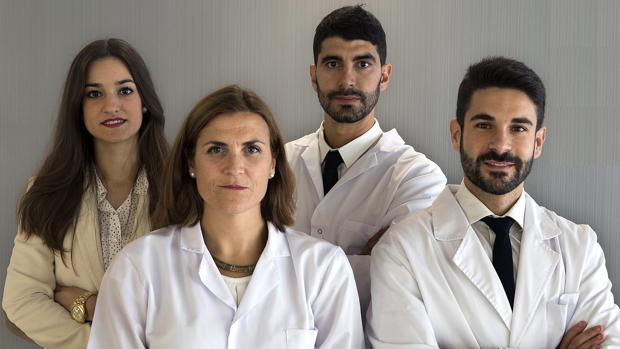 El equipo de especialistas de la Unidad de Obesidad y Síndrome Metabólico, María Robles (preparadora física), Paloma Carrasco (psicóloga), Felipe Del Valle (Nutricionista) y Alberto Aliaga (Endocrino)