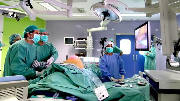 El doctor Morales realizando una de las cirugías durante el curso de cirugía de la hernia