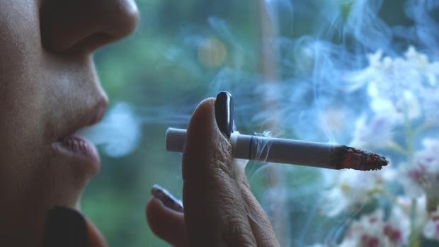 El 61% de las personas que prueban su primer cigarrillo se convierten en fumadores diarios