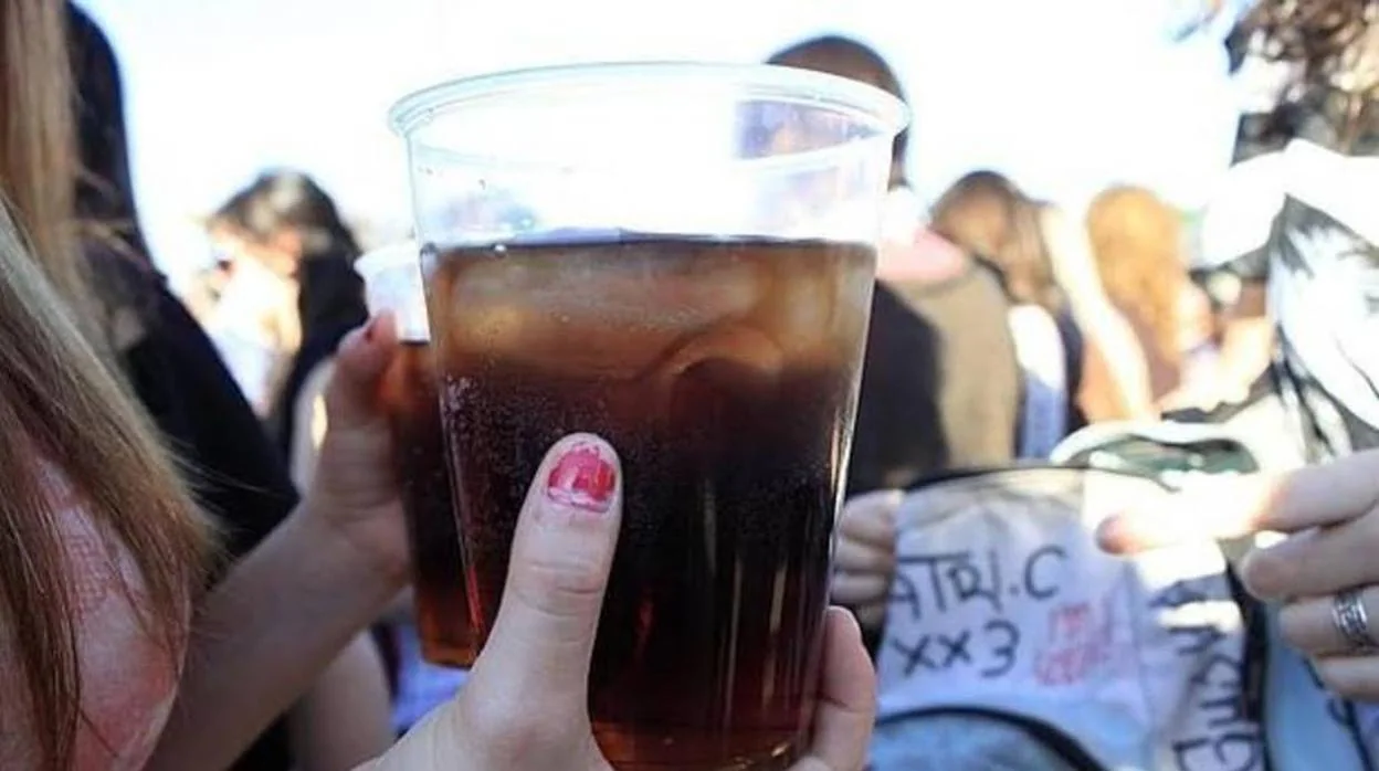 Beber alcohol en 'atracones' compromete la salud cardiovascular de los jóvenes
