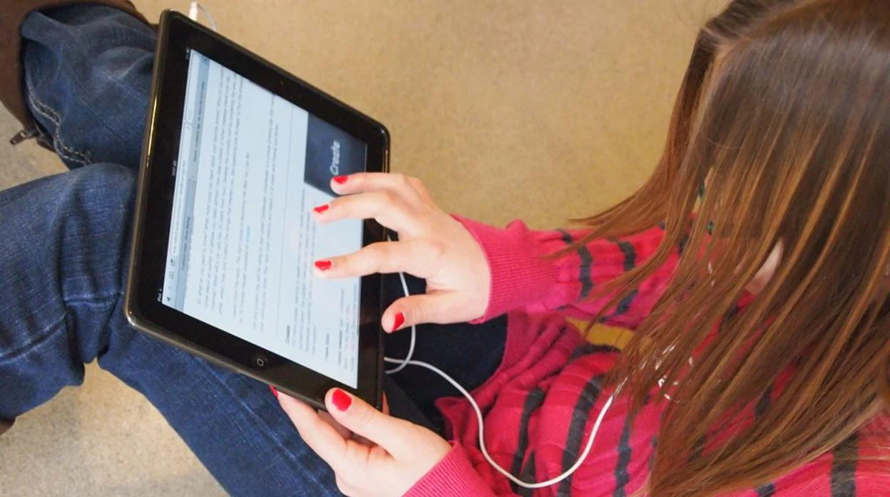Una adolescente con una tablet