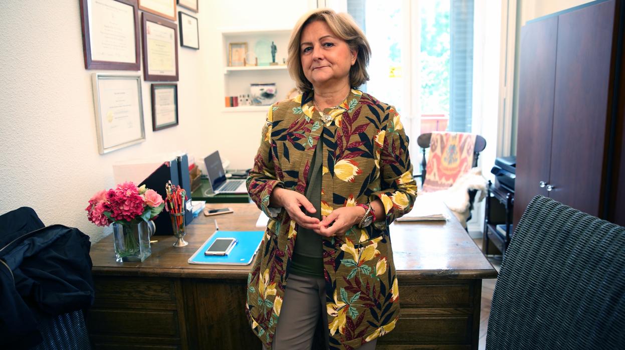 María Die Trill, psicooncóloga, en el despacho donde pasa consulta